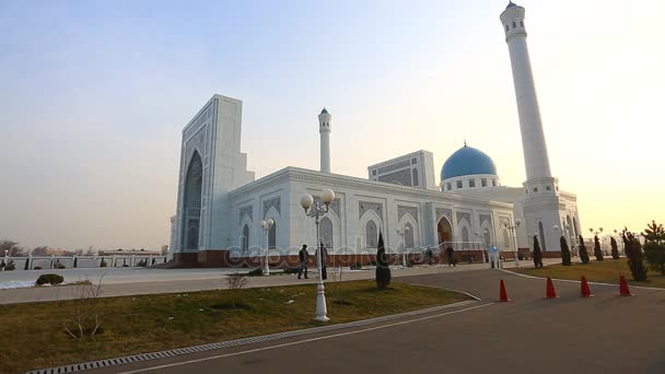 Bella moschea minore bianca a Tashkent — Video Stock
