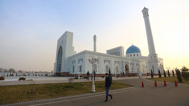 Hermosa mezquita Menor blanca en Tashkent — Vídeo de stock