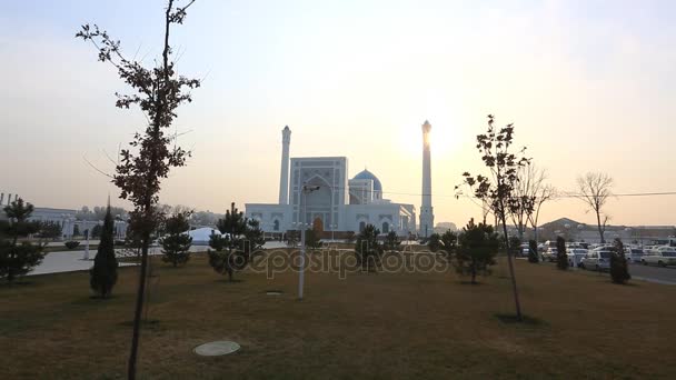 Mesquita Menor branca bonita em Tashkent — Vídeo de Stock