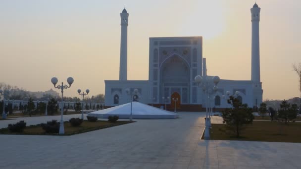 Belle mosquée mineure blanche à Tachkent — Video