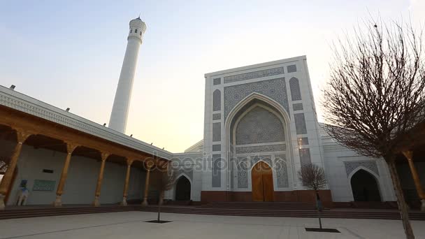 Schöne weiße kleine Moschee in Taschkent — Stockvideo