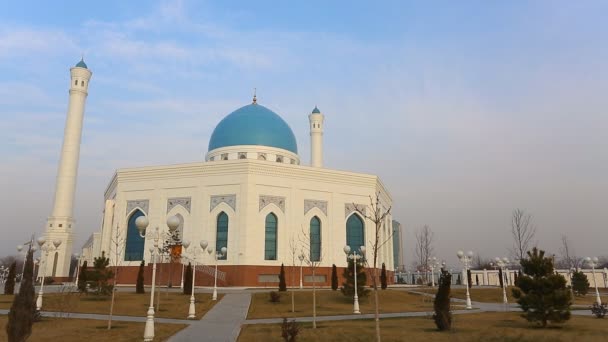 Krásné bílé menší mešita v Taškentu — Stock video