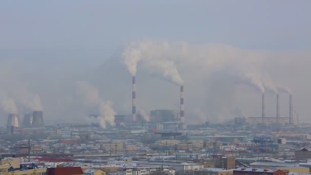 Курение промышленных дымоходов на рассвете . — стоковое видео