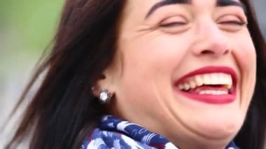 Beyaz yağmurluk içinde güzel bir kızın dudaklarına ruj ile boyar. Dudaklarını kırmızı ve seksi bir yeni glamour ruj sokakta tarafından üstünde belgili tanımlık ayna yapmak ararken çekici genç bayan.