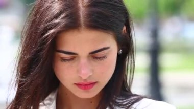 Smartphone kullanarak gülen kız portresi. Cep telefonu çeşme arka plan üzerinde olan genç ve güzel kadın. Şehir Parkı, atış Steadicam Smartphone kullanan oldukça mutlu kadın.