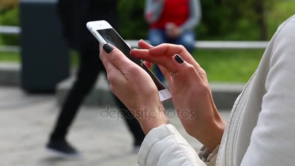 Портрет девушки, смеющейся с помощью смартфона. Красивая молодая женщина с мобильным телефоном на фоне фонтана. Довольно счастливая женщина с помощью смартфона в городском парке, Steadicam выстрел . — стоковое видео