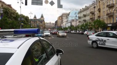Kiev Ukrayna 5 Mayıs 2017. Maidan Khreshchatyk'a Sokağı. Fan bölge ve konser kat. Sahne Alanı'ndaki son yarışmalar öğrencilerin konuşma. Ukraynalı polis arabaları