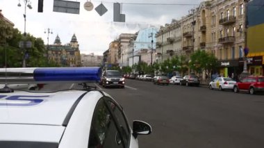 Kiev Ukrayna 5 Mayıs 2017. Maidan Khreshchatyk'a Sokağı. Fan bölge ve konser kat. Sahne Alanı'ndaki son yarışmalar öğrencilerin konuşma. Ukraynalı polis arabaları