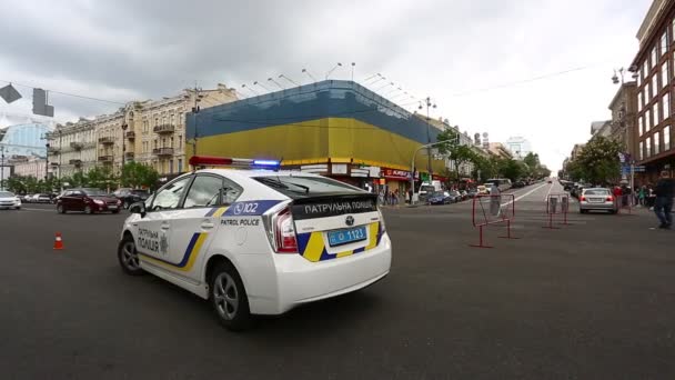 KIEV UKRAINE 5 mai 2017. Maidan Khreshchatyk Street. Zone ventilateur et salle de concert. Discours des élèves des concours passés sur scène. Voitures de police ukrainienne — Video