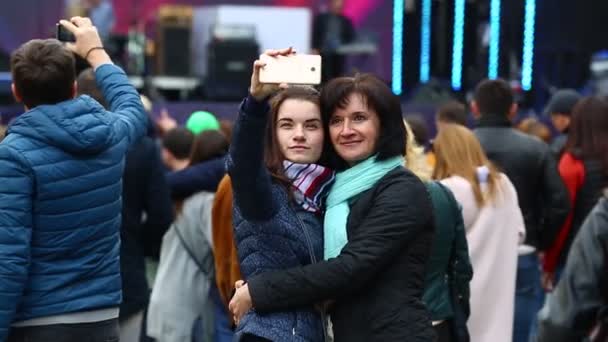 KIEV UCRANIA 5 de mayo de 2017. Maidan. Calle Khreshchatyk. Zona de ventiladores y una planta de conciertos. Discurso de los alumnos de competencias pasadas en el escenario. Eurovisión-2017. La gente hace selfies . — Vídeo de stock