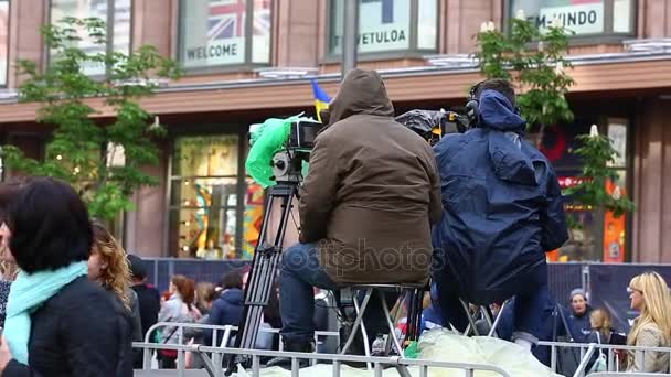 Kiev ukraine 5. Mai 2017. maidan. Die Chreschtschatyk-Straße. Fanzone und eine Konzertfläche. Rede der Schüler vergangener Wettbewerbe auf der Bühne. Eurovision-2017. Menschen machen Selfies. — Stockvideo