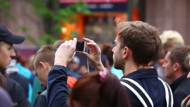 KIEV UCRANIA 5 de mayo de 2017. Maidan. Calle Khreshchatyk. Zona de ventiladores y una planta de conciertos. Discurso de los alumnos de competencias pasadas en el escenario. Eurovisión-2017. La gente hace selfies . — Vídeo de stock