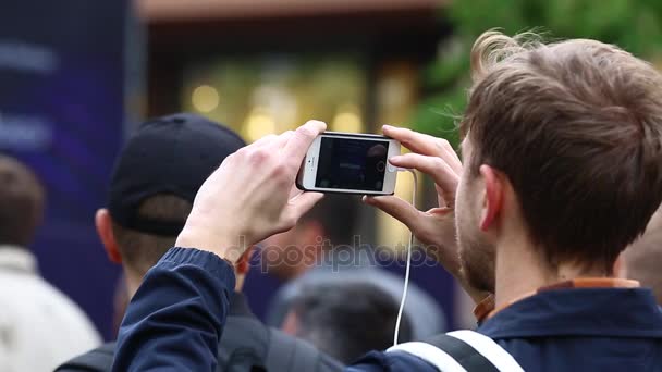 KIEV UKRAINE 5 mai 2017. Maidan. Khreshchatyk Street. Zone ventilateur et salle de concert. Discours des élèves des concours passés sur scène. Eurovision-2017. Les gens font des selfies . — Video