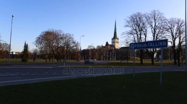 Kırmızı çatılar ve kilise ile Estonya Tallin tarihi kentin bir hava görünümünü şehrin ortasında. Mimari, eski evler, sokaklar ve mahalleler. Avrupa Tallinn Old Town