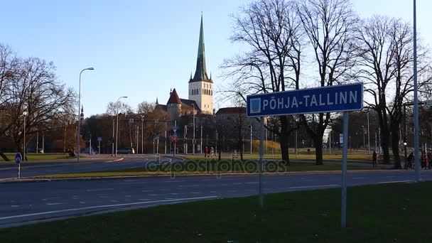 Una vista aérea del casco antiguo de Tallin Estonia con los tejados rojos y la iglesia en el centro de la ciudad. Arquitectura, casas antiguas, calles y barrios. Europa Tallinn Ciudad Vieja — Vídeos de Stock