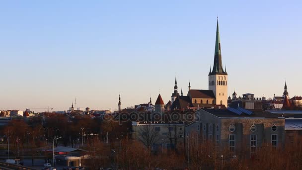 A légi felvétel a régi város, Tallin Észtország, a piros háztetők és a templom a város közepén. Építészet, régi házak, utcák és környékek. Európa Tallinn Old Town — Stock videók