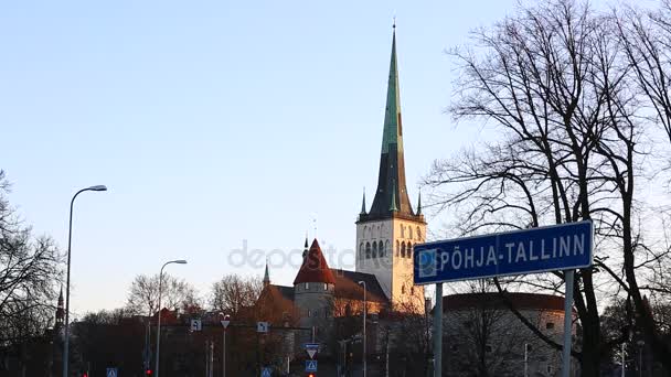 A légi felvétel a régi város, Tallin Észtország, a piros háztetők és a templom a város közepén. Építészet, régi házak, utcák és környékek. Európa Tallinn Old Town — Stock videók