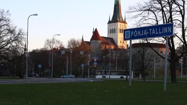 Una vista aérea del casco antiguo de Tallin Estonia con los tejados rojos y la iglesia en el centro de la ciudad. Arquitectura, casas antiguas, calles y barrios. Europa Tallinn Ciudad Vieja — Vídeos de Stock