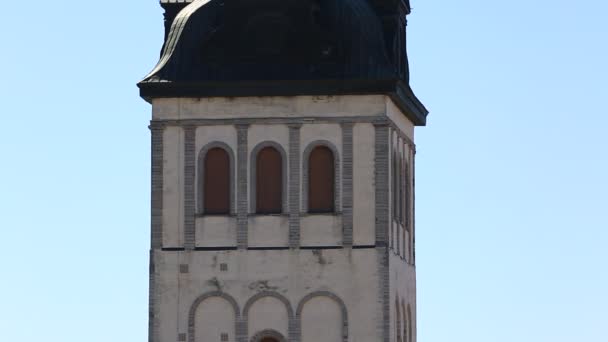 Kırmızı çatılar ve kilise ile Estonya Tallin tarihi kentin bir hava görünümünü şehrin ortasında. Mimari, eski evler, sokaklar ve mahalleler. Avrupa Tallinn Old Town — Stok video