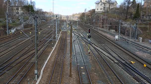 Vue aérienne des trains de voyageurs passant à une gare d'Helsinki . — Video