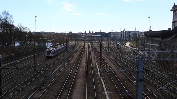 Widok z lotu ptaka pociągów pasażerskich, przekazując stacji miasta Helsinki. — Wideo stockowe