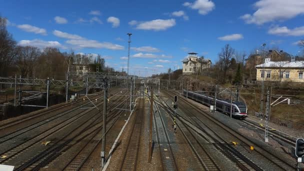 Widok z lotu ptaka pociągów pasażerskich, przekazując stacji miasta Helsinki. — Wideo stockowe