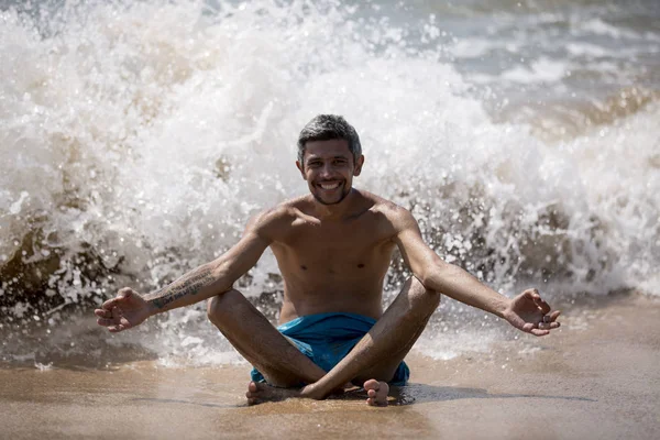 Csinos, fiatal férfi a strandon, Goa, India, félmeztelen viselése boxeralsót, izmos test illik mutatja. Szexi férfi óceán felől. Igazi hab és a víz csepp tökéletes reklám. — Stock Fotó