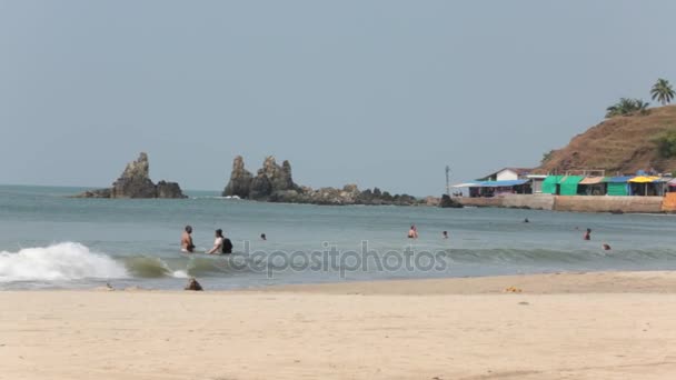 Arambol, Goa, Indien - November, 2017:View av Arambol Beach på kvällen, Goa, Indien den 23 Nov 2017. — Stockvideo