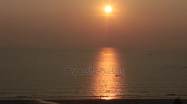 Güzel gün batımı renkler inanılmaz sahilde. Tropikal, Goa.