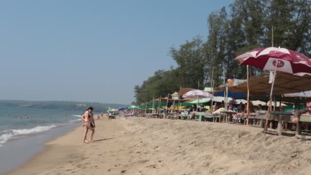 Arambol, goa, india - november 2017: blick auf den arambol strand am abend, goa, indien am 23 nov 2017. — Stockvideo