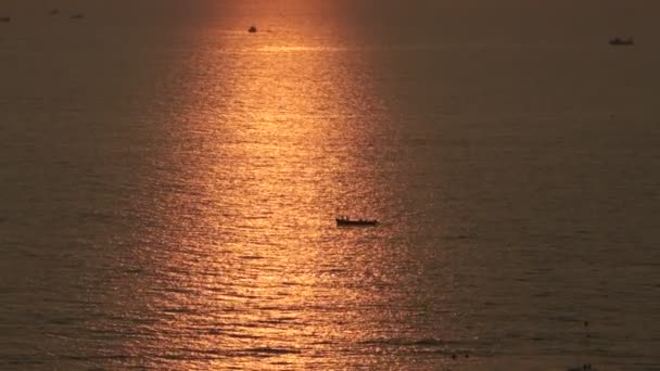 Prachtige zonsondergang op het strand, fantastische kleuren. Tropische, Goa. — Stockvideo