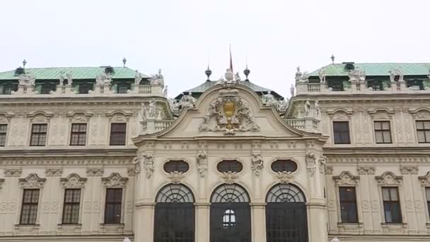 Gamla byggnader i Wien. Europeisk stil april 2019 Wien, Österrike — Stockvideo