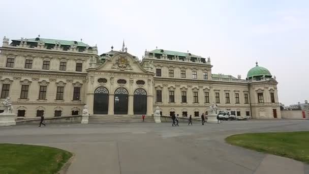 Gamla byggnader i Wien. Europeisk stil april 2019 Wien, Österrike — Stockvideo