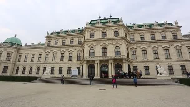 Gamla byggnader i Wien. Europeisk stil april 2019 Wien, Österrike — Stockvideo