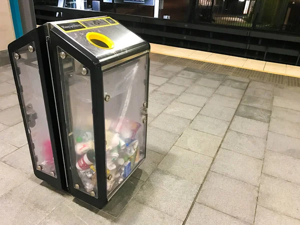 Очистити, сміттєвий кошик - Chatswood залізничний вокзал — стокове фото