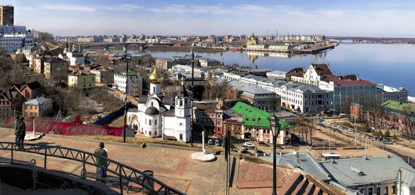 Nizjni Novgorod, een weergave van het Kremlin naar het deel van de rivier van th — Stockfoto