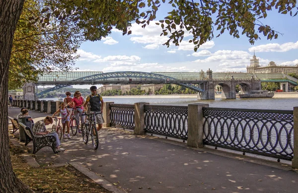 Puschkinskaja-Ufer in Moskau. Blick auf die Puschkin (andreevs Stockbild