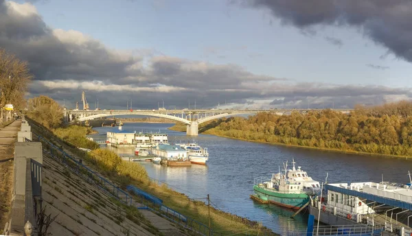 Nizjni Novgorod. Kanavinsky brug over de rivier de Oka — Stockfoto