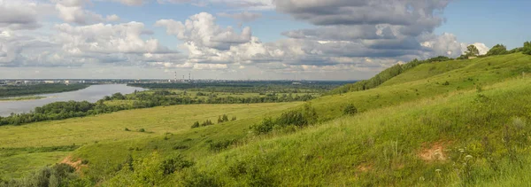 Am Horizont die Stadt Dserschinsk lizenzfreie Stockfotos