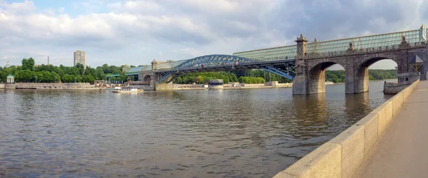 Puschkins Fußgängerbrücke lizenzfreie Stockbilder