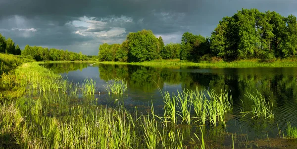 Grande lago Dubkovsky ao pôr-do-sol do dia Imagem De Stock