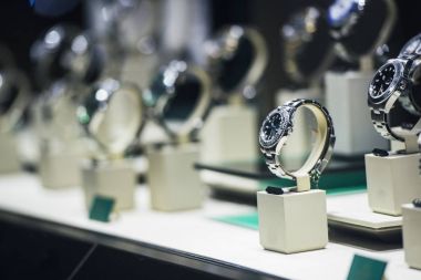 Erkekler saatler Londra'nın lüks mağaza vitrin.