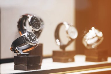 Erkekler saatler bir vitrin