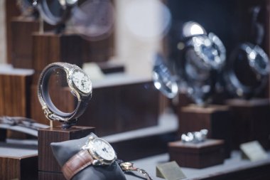 Erkekler saatler bir vitrin