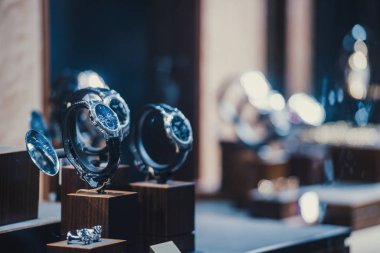 Erkekler saatler bir vitrin