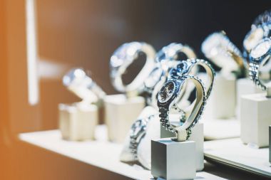 Erkekler saatler bir vitrin