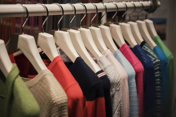Pullover auf Kleiderbügeln — Stockfoto
