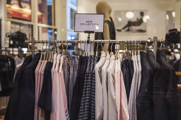 Roupas femininas em uma loja em Londres — Fotografia de Stock