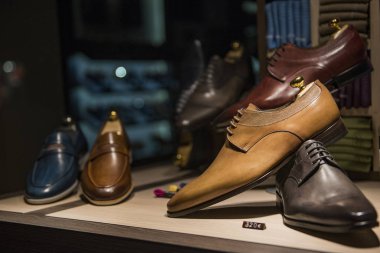 Erkek ayakkabıları bir lüks mağaza Paris'te.