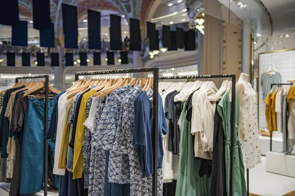 Zarif Kadın Giysileri Paris Lüks Mağaza — Stok fotoğraf